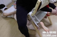 坐在椅子上的嫩脚女友被我强制TK白袜裸足